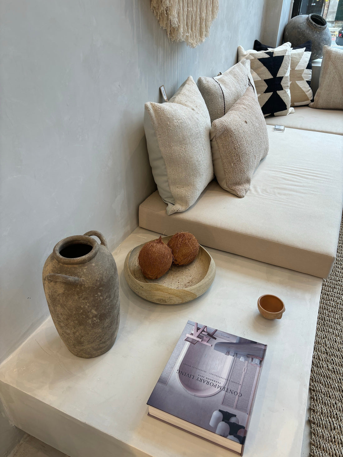 mediterranes-wohnen-deko-idee-mit-koksnüssen-und-naturmaterialien