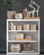 Dekoratives Metall-Rentier „Peek“ in großer Ausführung – moderne Winterdekoration dekoriert auf einem Bücherregal in groß und klein