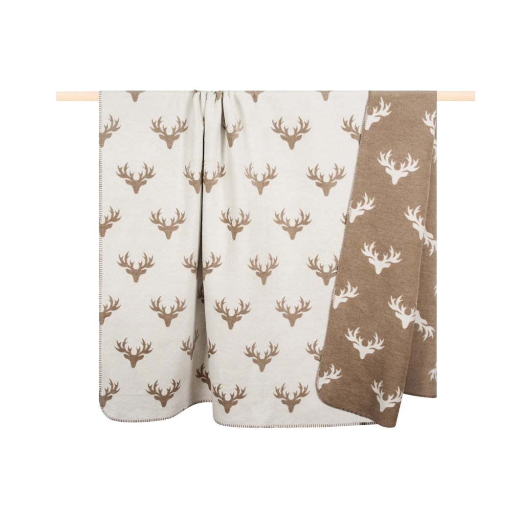 PAD Kuscheldecke „Deer“ mit Rentier-Motiv in Naturtönen – weiche Winterdecke für gemütliche Abende