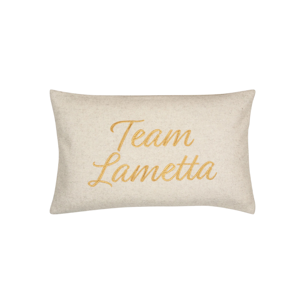 PAD Kissenbezug „Team Lametta“ mit festlichem Schriftzug in glitzerndem Gold– weihnachtliche Dekoidee mit Humor