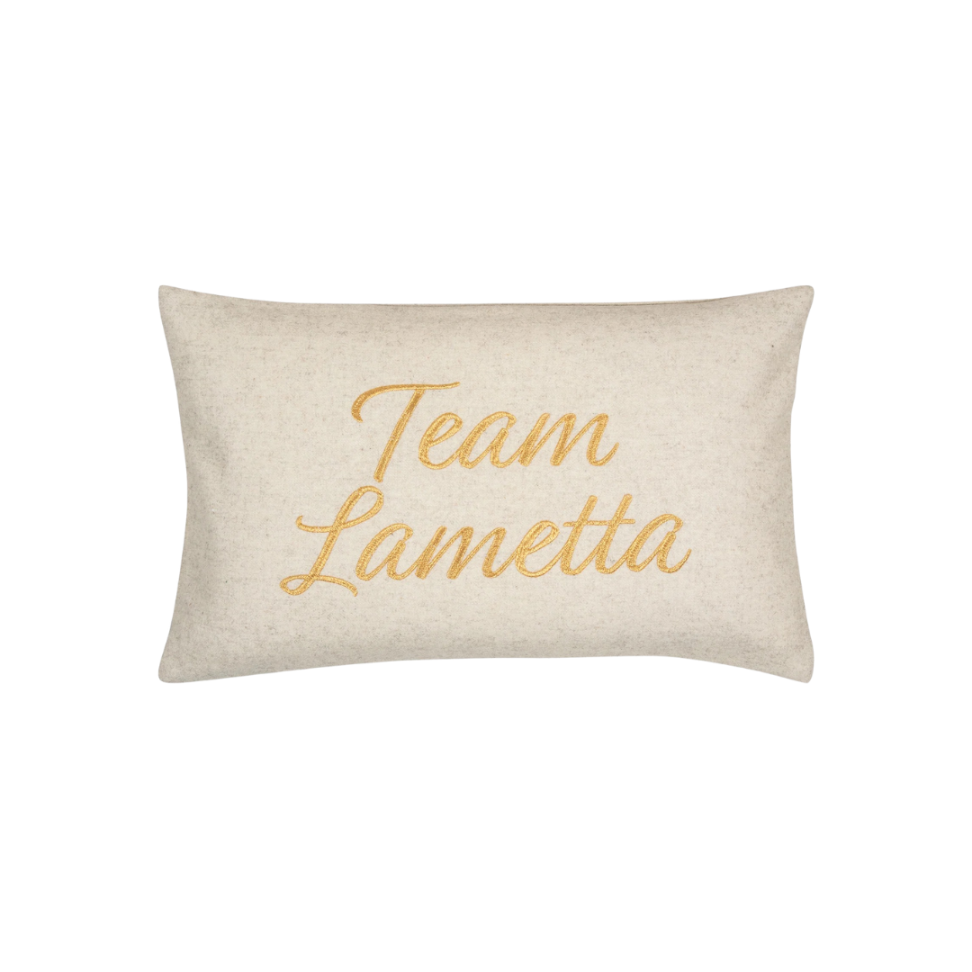 PAD Kissenbezug „Team Lametta“ mit festlichem Schriftzug in glitzerndem Gold– weihnachtliche Dekoidee mit Humor