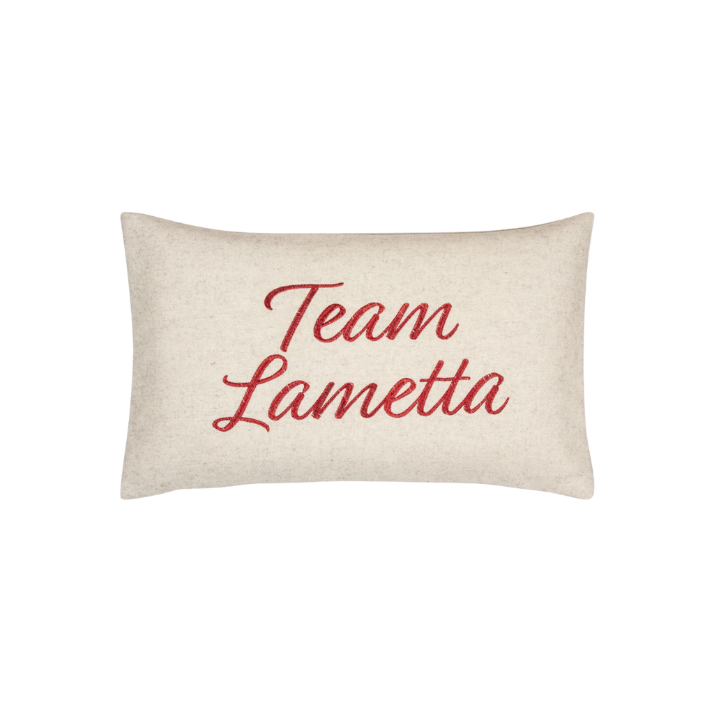 PAD Kissenbezug „Team Lametta“ mit festlichem Schriftzug in glitzerndem Rot – weihnachtliche Dekoidee mit Humor