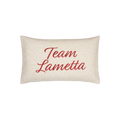 PAD Kissenbezug „Team Lametta“ mit festlichem Schriftzug in glitzerndem Rot – weihnachtliche Dekoidee mit Humor