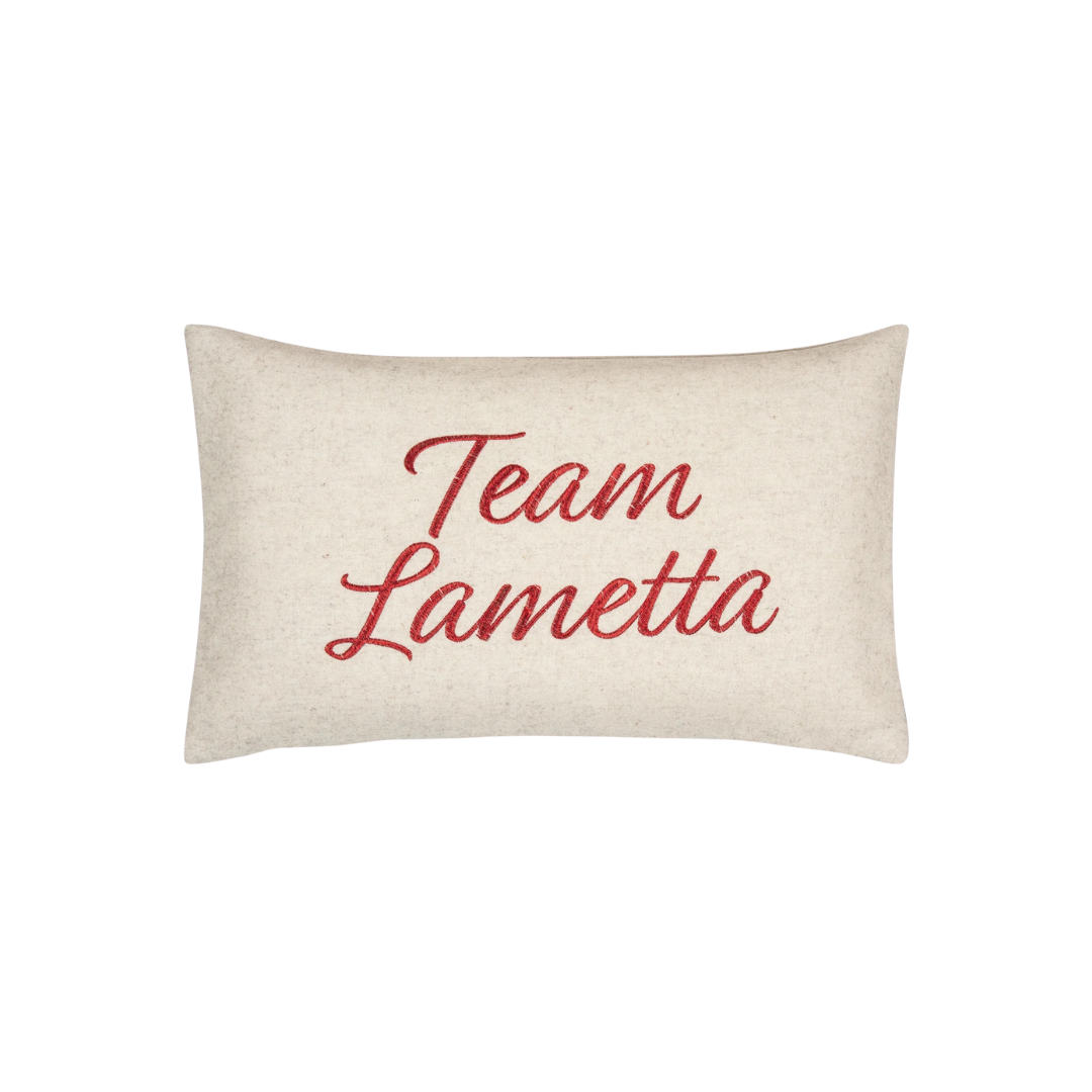 PAD Kissenbezug „Team Lametta“ mit festlichem Schriftzug in glitzerndem Rot – weihnachtliche Dekoidee mit Humor