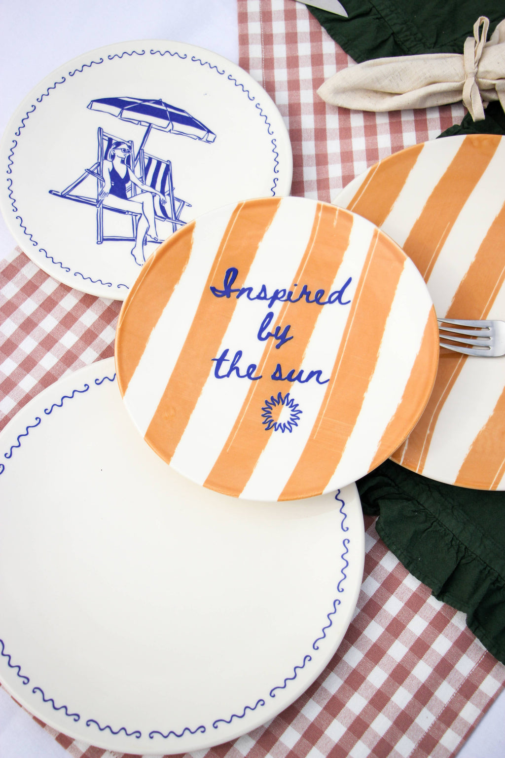 Teller_Arrangement_Inspired_by_the_sun_Frau_auf_Liegestuhl_blau