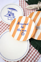 Teller_Arrangement_Inspired_by_the_sun_Frau_auf_Liegestuhl_blau