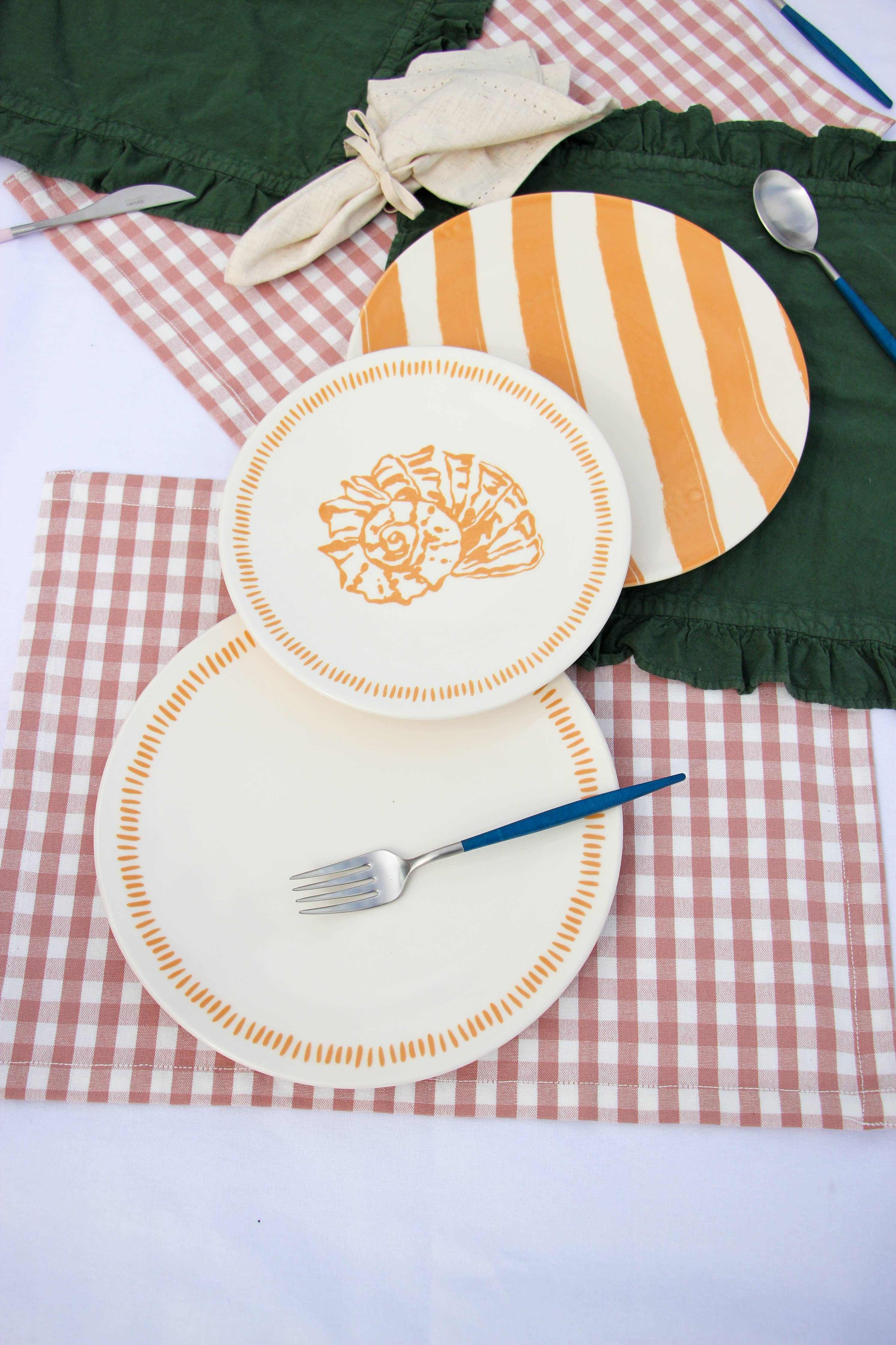 Teller_Arrangement_gelb_Muschel_Gestreift