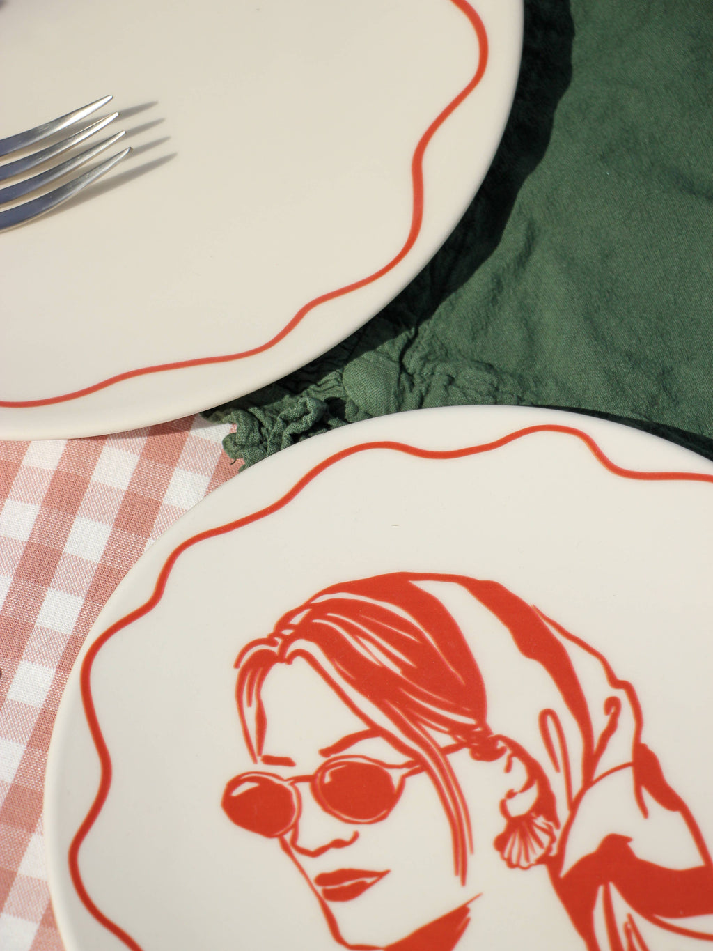 Teller_Vacay_Mood_Arrangement_Woman_Rot_Nahaufnahme