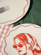 Teller_Vacay_Mood_Arrangement_Woman_Rot_Nahaufnahme