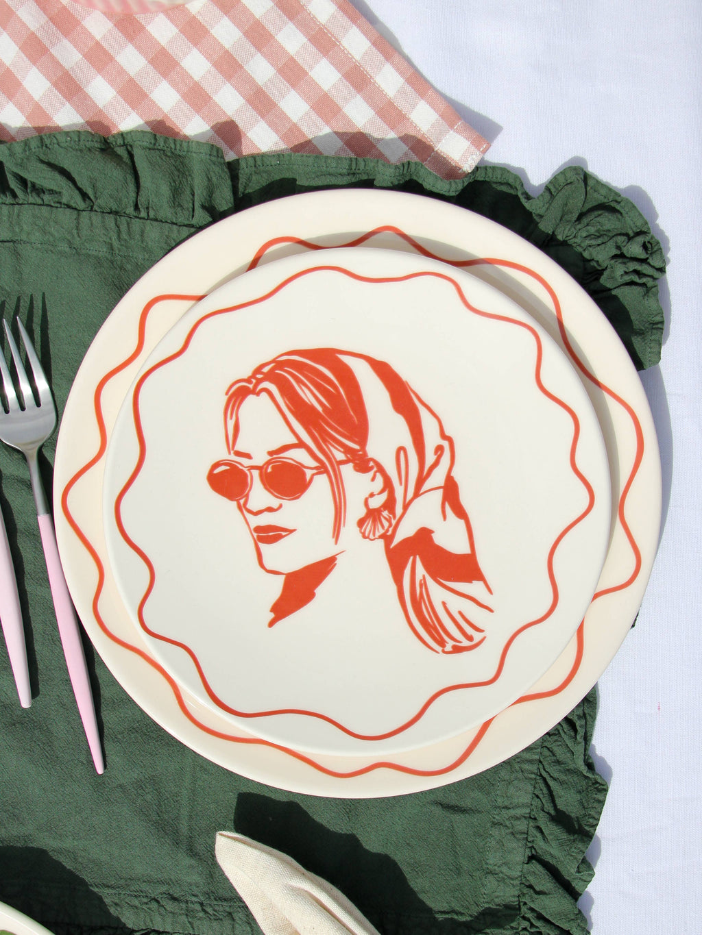 Teller_Vacay_Mood_Arrangement_Woman_Rot_Speiseteller_Wave