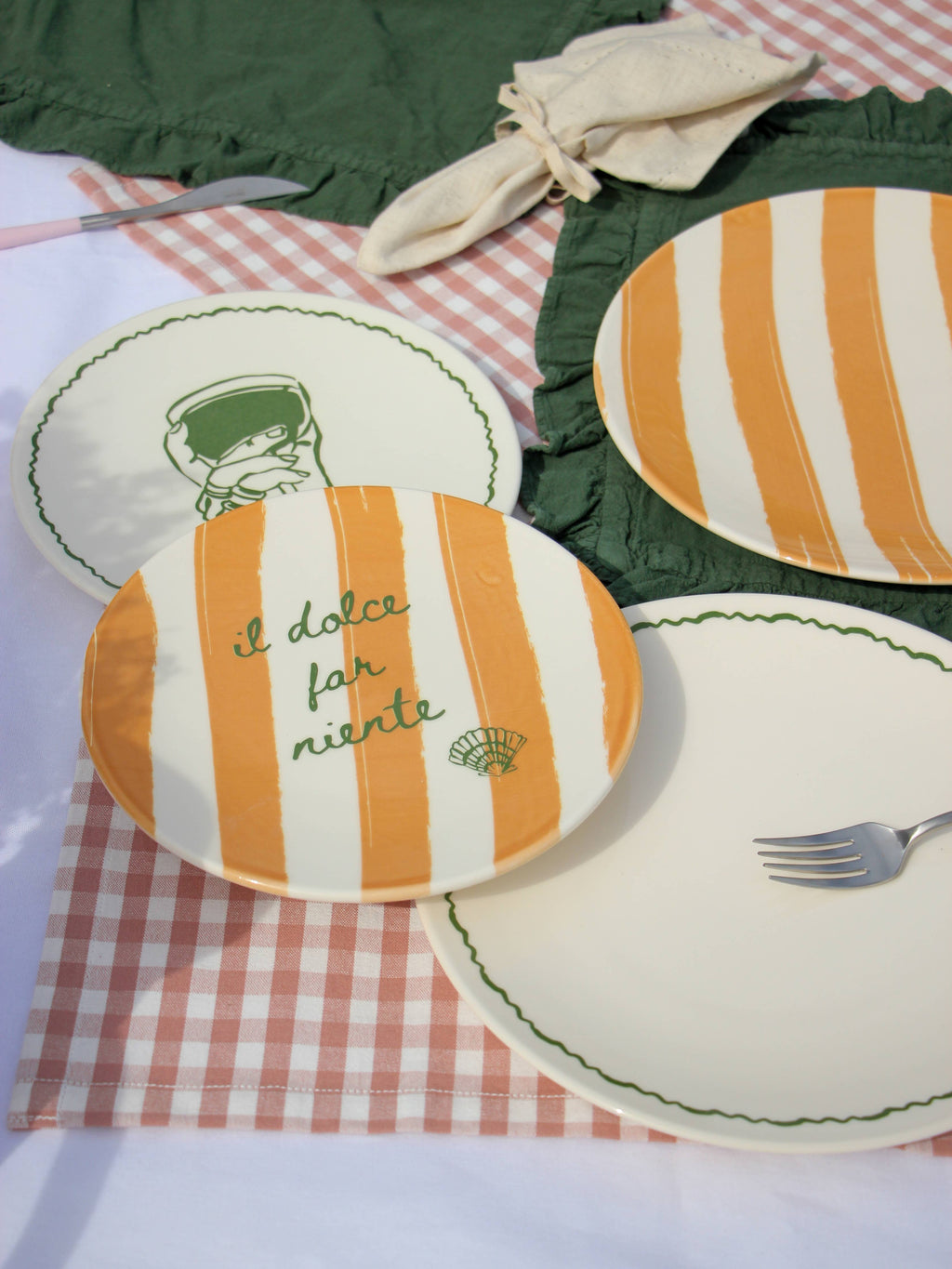 Teller_orange_gestreift_Il_dolce_far_niente_mit_Teller_Weinglas_grün