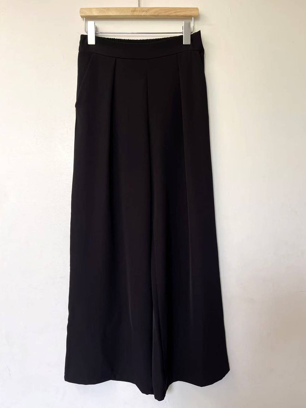 Fließende Hose mit elastischem Bund