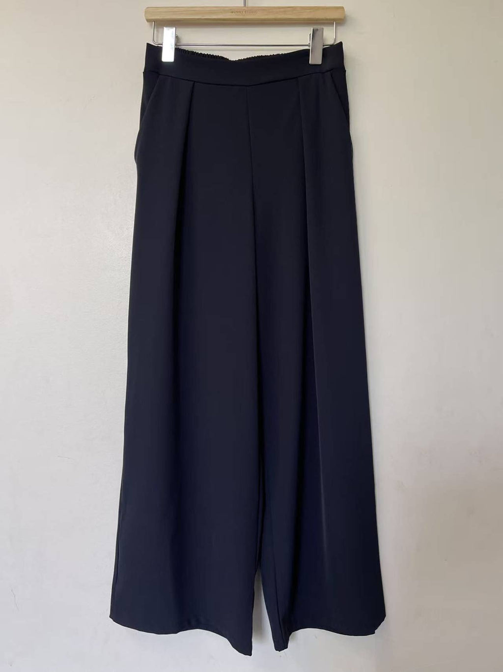 Fließende Hose mit elastischem Bund