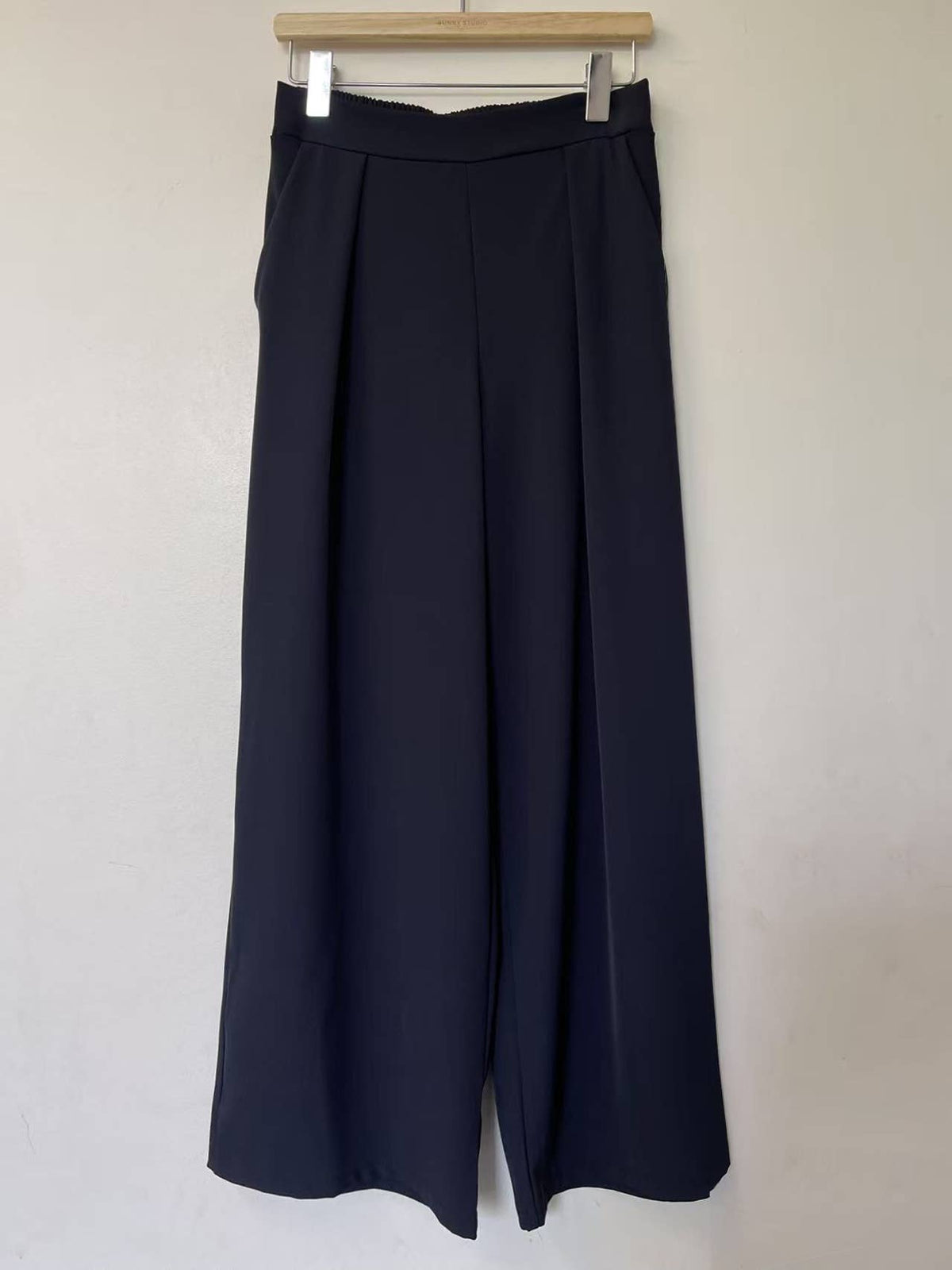 Fließende Hose mit elastischem Bund