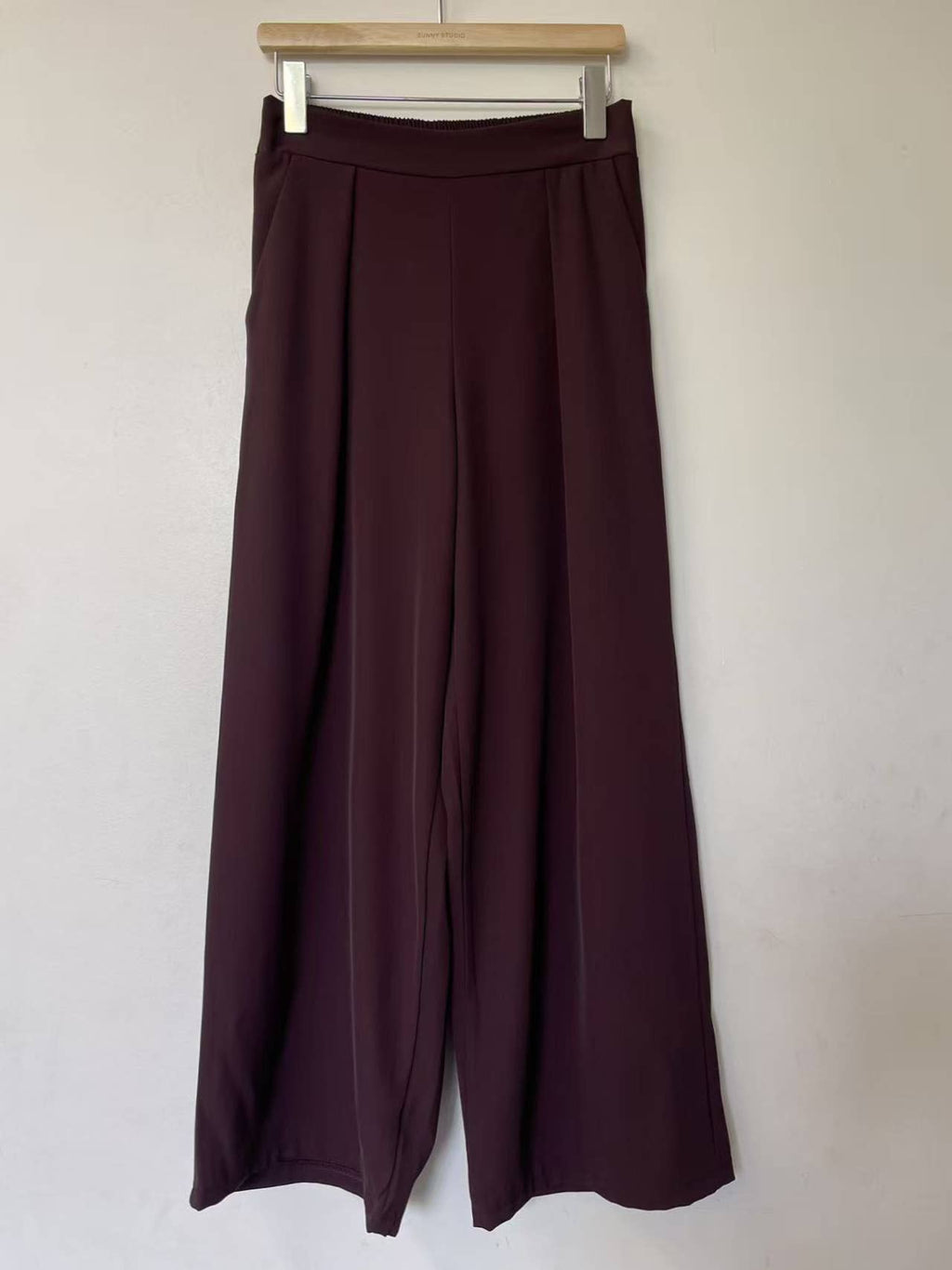 Fließende Hose mit elastischem Bund