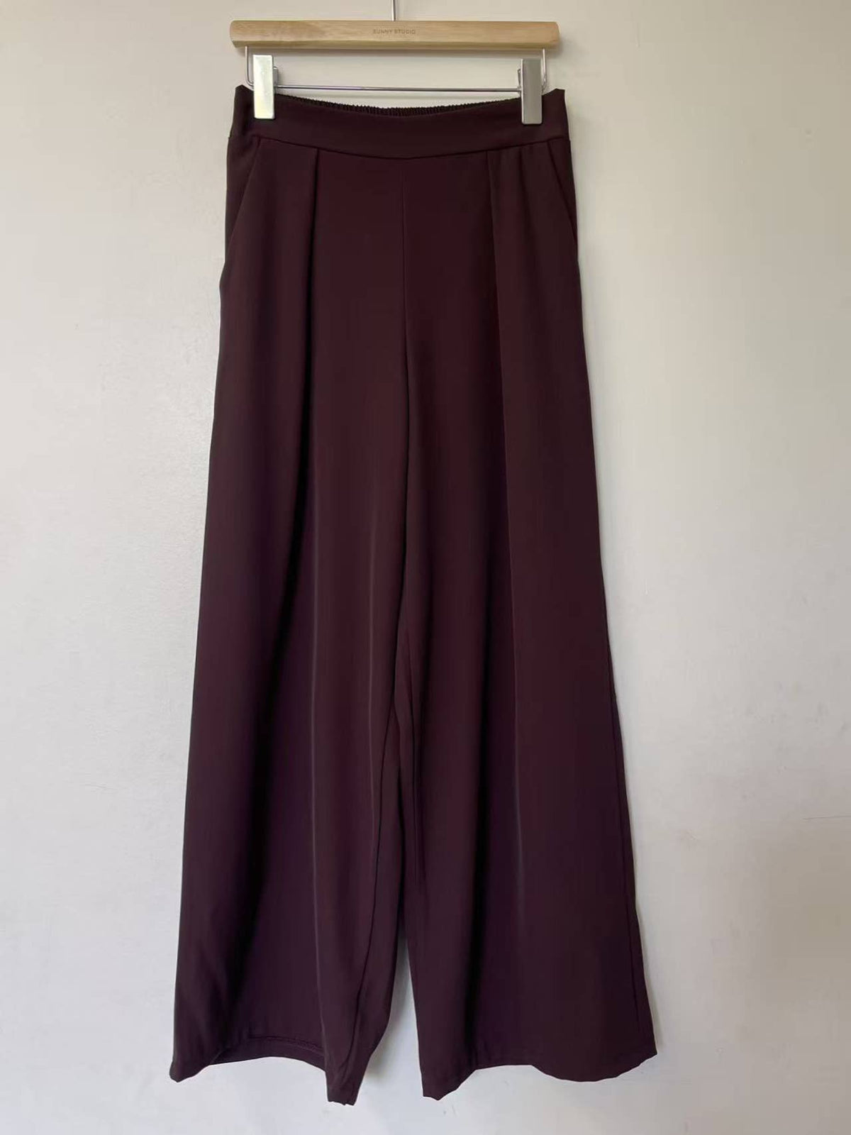 Fließende Hose mit elastischem Bund