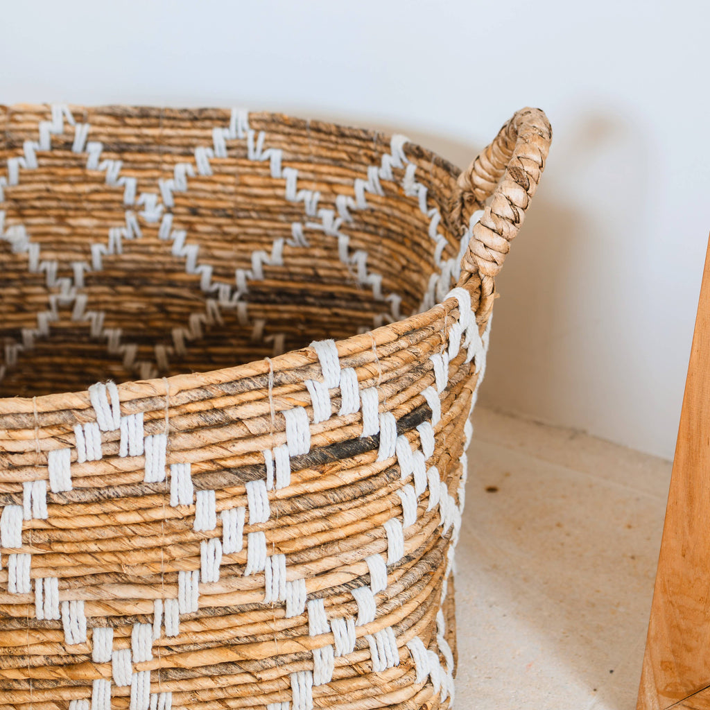 Boho Wäschekorb aus geflochtenem Bananafaser mit weißer Baumwollnaht, quadratisch, GANDARIA