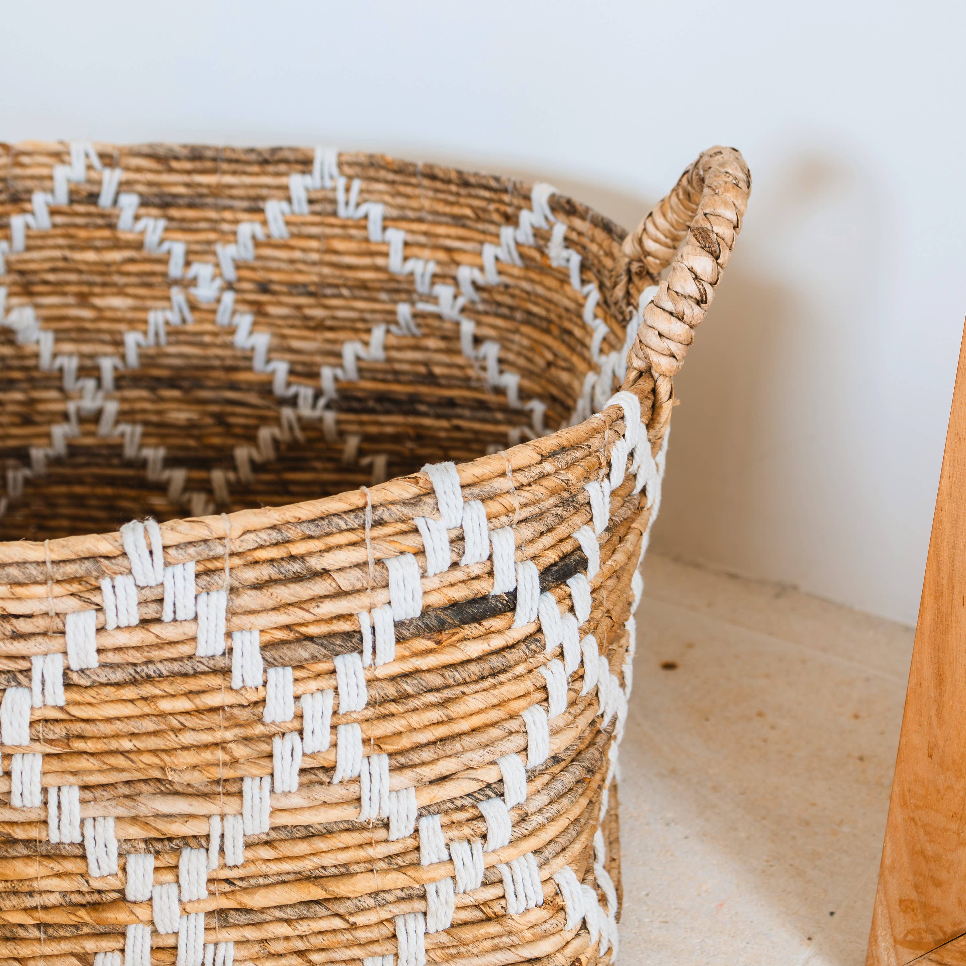 Boho Wäschekorb aus geflochtenem Bananafaser mit weißer Baumwollnaht, quadratisch, GANDARIA